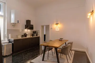 Küche/Küchenzeile in der Unterkunft Nofa Apartments - Altbau Apartments am Kudamm