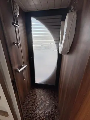 Ein Bett oder Betten in einem Zimmer der Unterkunft WOHLFÜHLBOOT Hausboot - Festlieger in der Marina Zaue am Schwielochsee - incl Stand Up Board
