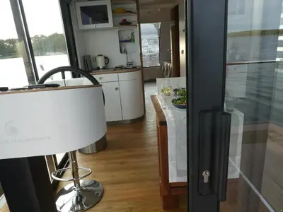 Küche/Küchenzeile in der Unterkunft WOHLFÜHLBOOT Hausboot - Festlieger in der Marina Zaue am Schwielochsee - incl Stand Up Board