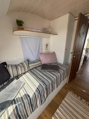 Ein Bett oder Betten in einem Zimmer der Unterkunft WOHLFÜHLBOOT Hausboot - Festlieger in der Marina Zaue am Schwielochsee - incl Stand Up Board