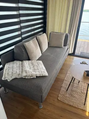Ein Sitzbereich in der Unterkunft WOHLFÜHLBOOT Hausboot - Festlieger in der Marina Zaue am Schwielochsee - incl Stand Up Board