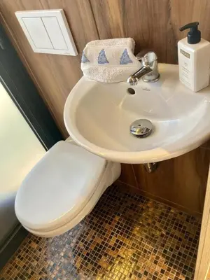 Ein Badezimmer in der Unterkunft WOHLFÜHLBOOT Hausboot - Festlieger in der Marina Zaue am Schwielochsee - incl Stand Up Board