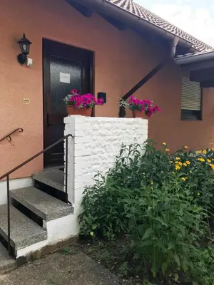 Das Gebäude in dem sich das Ferienhaus befindet