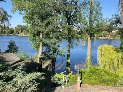 Blick auf einen Fluss in der Nähe des Ferienhauses