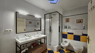 Ein Badezimmer in der Unterkunft Mondänes Zimmer nahe Alex in Villenlage