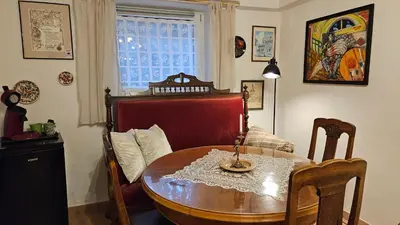 Ein Sitzbereich in der Unterkunft Mondänes Zimmer nahe Alex in Villenlage