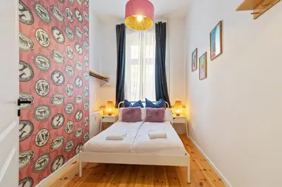 Ein Bett oder Betten in einem Zimmer der Unterkunft Urban Jungle - Designer Apartment in the Heart of Friedrichshain