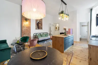 Küche/Küchenzeile in der Unterkunft Urban Jungle - Designer Apartment in the Heart of Friedrichshain