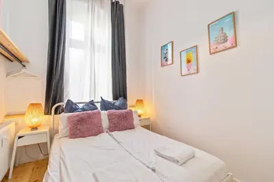 Ein Bett oder Betten in einem Zimmer der Unterkunft Urban Jungle - Designer Apartment in the Heart of Friedrichshain
