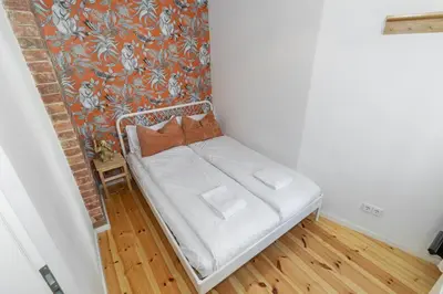 Ein Bett oder Betten in einem Zimmer der Unterkunft Urban Jungle - Designer Apartment in the Heart of Friedrichshain