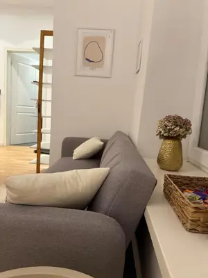 Ein Sitzbereich in der Unterkunft Cozy Altbau in Friedrichshain - Westwing Design