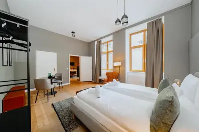 Ein Bett oder Betten in einem Zimmer der Unterkunft Homely Berlin - Historic Building, 3 Bedrooms, Mauerpark, Family & Business