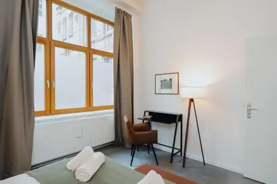 Ein Bett oder Betten in einem Zimmer der Unterkunft Homely Berlin - Historic Building, 3 Bedrooms, Mauerpark, Family & Business