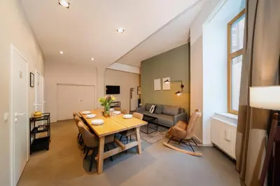 Ein Sitzbereich in der Unterkunft Homely Berlin - Historic Building, 3 Bedrooms, Mauerpark, Family & Business