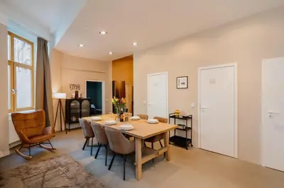 Ein Sitzbereich in der Unterkunft Homely Berlin - Historic Building, 3 Bedrooms, Mauerpark, Family & Business