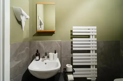 Ein Badezimmer in der Unterkunft Homely Berlin - Historic Building, 3 Bedrooms, Mauerpark, Family & Business