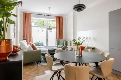 Ein Sitzbereich in der Unterkunft oompH Berlin Minimalist & Mighty - 1 BR hosting up to 6