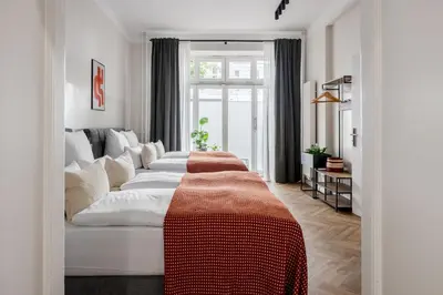 Ein Bett oder Betten in einem Zimmer der Unterkunft oompH Berlin Minimalist & Mighty - 1 BR hosting up to 6