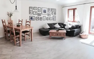 Ein Sitzbereich in der Unterkunft Premium Gruppenunterkunft fuer bis zu 25 Gaeste im Garten mit Badefass