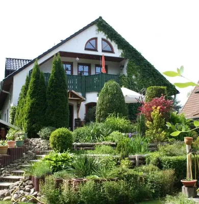 Ein Garten an der Unterkunft Premium Gruppenunterkunft fuer bis zu 25 Gaeste im Garten mit Badefass