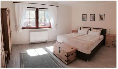 Ein Bett oder Betten in einem Zimmer der Unterkunft Premium Gruppenunterkunft fuer bis zu 25 Gaeste im Garten mit Badefass