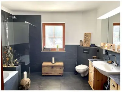 Ein Badezimmer in der Unterkunft Premium Gruppenunterkunft fuer bis zu 25 Gaeste im Garten mit Badefass