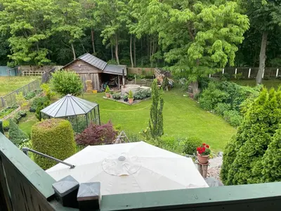 Ein Garten an der Unterkunft Premium Gruppenunterkunft fuer bis zu 25 Gaeste im Garten mit Badefass