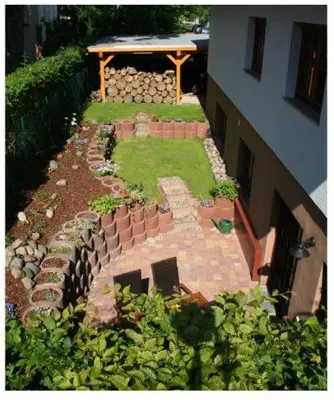 Ein Garten an der Unterkunft Premium Gruppenunterkunft fuer bis zu 25 Gaeste im Garten mit Badefass