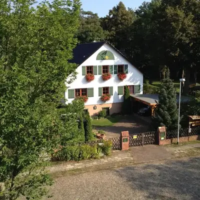 Premium Gruppenunterkunft fuer bis zu 25 Gaeste im Garten mit Badefass