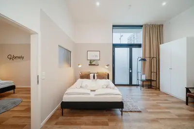 Ein Bett oder Betten in einem Zimmer der Unterkunft Homely Berlin - New Build , near River , Main Station , Family & Business