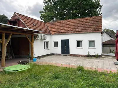 Ein Garten an der Unterkunft Neu renoviertes Haus mit großer Terrasse und Garten