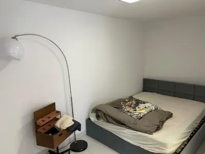 Ein Bett oder Betten in einem Zimmer der Unterkunft Neu renoviertes Haus mit großer Terrasse und Garten