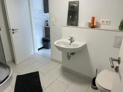 Ein Badezimmer in der Unterkunft Neu renoviertes Haus mit großer Terrasse und Garten