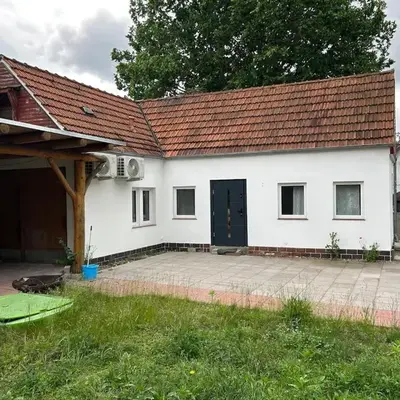 Neu renoviertes Haus mit großer Terrasse und Garten