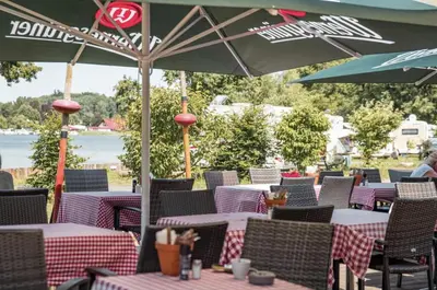 Blick auf einen Fluss in der Nähe des Campingplatzes
