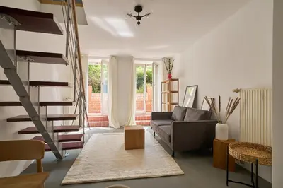 Ein Sitzbereich in der Unterkunft Ruhiges zentrales Maisonette-Loft in Berlin