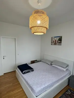 Ein Bett oder Betten in einem Zimmer der Unterkunft Check Point Charlie Luxury Apartment with Balcony