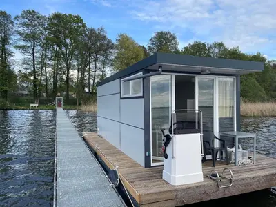 Blick auf einen Fluss in der Nähe des Bootes
