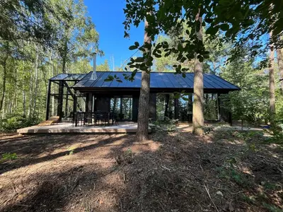 Ein Garten an der Unterkunft Modernes Tiny House im Spreewald