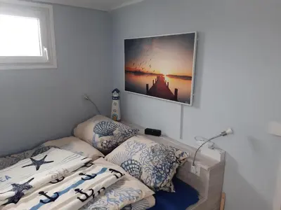 Ein Bett oder Betten in einem Zimmer der Unterkunft Hausboot, schwimmendes Ferienhaus im Havelbogen, Haus auf dem Wasser
