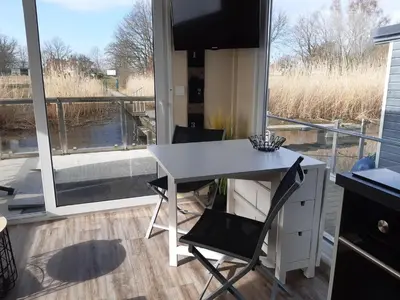 Ein Balkon oder eine Terrasse in der Unterkunft Hausboot, schwimmendes Ferienhaus im Havelbogen, Haus auf dem Wasser