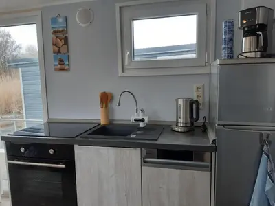 Küche/Küchenzeile in der Unterkunft Hausboot, schwimmendes Ferienhaus im Havelbogen, Haus auf dem Wasser