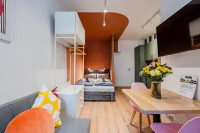 Ein Sitzbereich in der Unterkunft Vibrant Micro-Apartment - Cozy, Central & Self Checkin