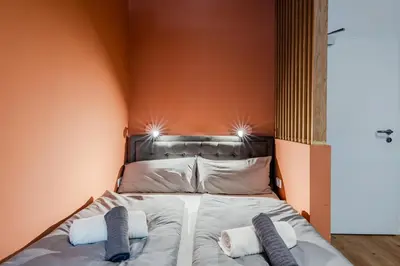Ein Bett oder Betten in einem Zimmer der Unterkunft Vibrant Micro-Apartment - Cozy, Central & Self Checkin