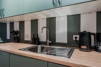 Küche/Küchenzeile in der Unterkunft Vibrant Micro-Apartment - Cozy, Central & Self Checkin