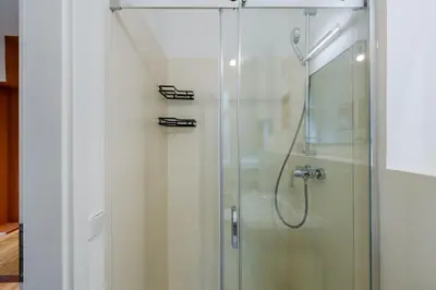 Ein Badezimmer in der Unterkunft Vibrant Micro-Apartment - Cozy, Central & Self Checkin