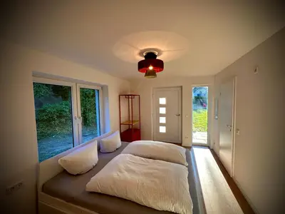Ein Bett oder Betten in einem Zimmer der Unterkunft Stylisches See-Studio mit Badezugang & Garten