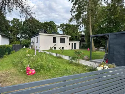 Ein Garten an der Unterkunft Stylisches See-Studio mit Badezugang & Garten