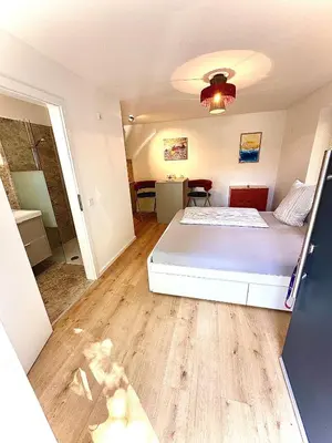 Ein Bett oder Betten in einem Zimmer der Unterkunft Stylisches See-Studio mit Badezugang & Garten