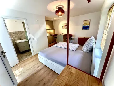 Ein Bett oder Betten in einem Zimmer der Unterkunft Stylisches See-Studio mit Badezugang & Garten